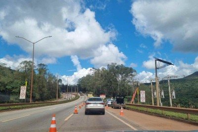 Duas faixas interditadas no Viaduto do Matuto, na BR-040, em Nova Lima (MG) -  (crédito: Arquivo Pessoal)