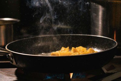 Panela aquecida no ponto certo permite o preparo de diversos alimentos, como esta massa, sem que grudem, garantindo uma limpeza f&aacute;cil. -  (crédito: Pexels)