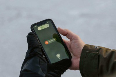 Reagir rapidamente a amea&ccedil;as digitais &eacute; crucial, assim como acionar um pedido de socorro no smartphone. -  (crédito: Pexels)