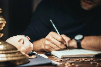 Planejar e revisar os gastos fixos &eacute; essencial para economizar, transformando a gest&atilde;o financeira em poupan&ccedil;a efetiva para o futuro. -  (crédito: Pexels)