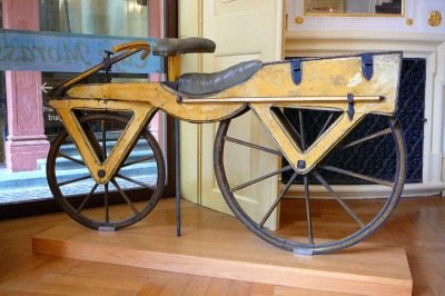 A história da bicicleta remonta ao século 19, quando o barão alemão Karl von Drais apresentou ao mundo a Laufmaschine, apelidada de 'cavalo de corrida'.  -  (crédito: wikimedia commons Gun Powder Ma)