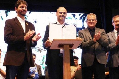 As ações foram anunciadas em uma cerimônia realizada no Teatro Municipal de Pouso Alegre -  (crédito: Karoline Barreto / Agência Minas)