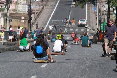 Carrinhos de rolimã descem a ladeira da Assis Chateubriand em BH -  (crédito: Edesio Ferreira/EM/D.A. Press.)