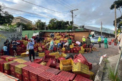 Motorista não quis falar, está furioso com a população saqueando a carga e também as caixas -  (crédito: Wellington Barbosa/EM/D.A.Press)