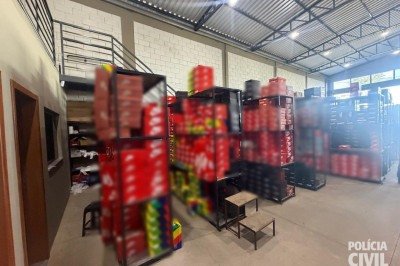PCMG cumpriu mandado de busca e apreensão em uma fábrica em Nova Serrana e dois depósitos em Ouro Branco. Cerca de 15 mil pares de calçados falsificados foram apreendidos -  (crédito: Divulgação/PCMG)