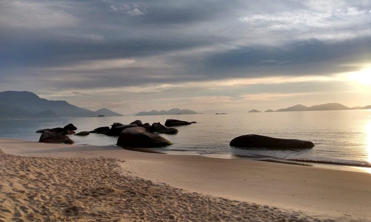 Praia de Santo Ant&ocirc;nio com &aacute;guas cristalinas e calmas