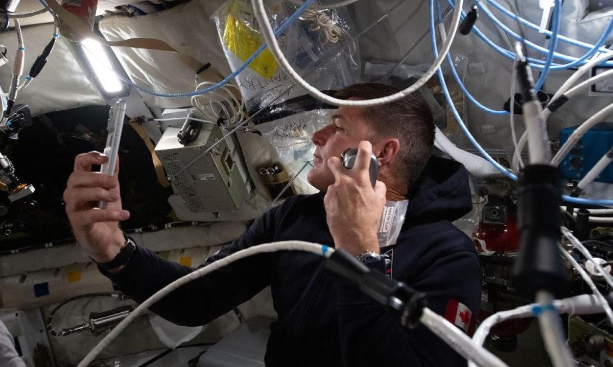 Em meio a tubos e fios, astronauta Jeremy Hansen mostra a rotina dentro da espa&ccedil;onave Orion