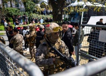 Policial em alerta perto do Consulado de Israel em Istambul, em 7 de abril de 2026, após um tiroteio entre homens armados e a polícia -  (crédito: YASIN AKGUL / AFP)
