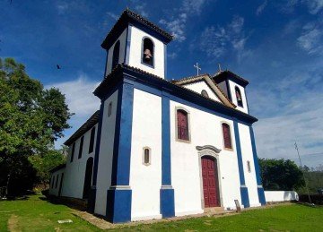 A igreja, construída por volta de 1707 e tombada em 1949 pelo Iphan, teve a parte externa totalmente recuperada, assim como o interior, com altares trabalhados em talha e esculturas


 -  (crédito: LÉLIO PEDROSA MENDES/PREFEITURA DE MARIANA/DIVULGAÇÃO)
