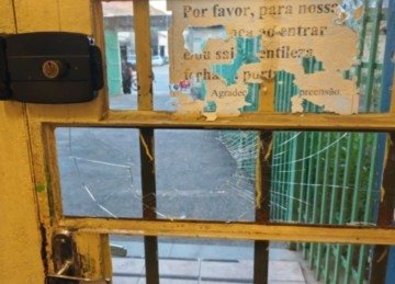 O companheiro da mulher tamb&eacute;m  invadiu a escola e agrediu o professor. Ao sair da institui&ccedil;&atilde;o, ele deu um soco na porta de vidro, conforme boletim de ocorr&ecirc;ncia  -  (crédito: Reprodu&ccedil;&atilde;o)