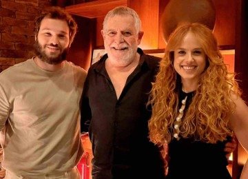 José de Abreu entre os atores Bernardo Filaretti e Luiza Filaretti  -  (crédito: Guilherme Araponga/Divulgação)