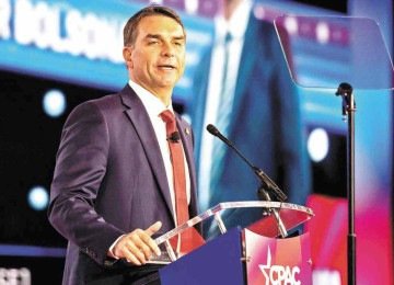 Flávio Bolsonaro (PL) faz promessa flertando com Tarcíso de Freitas (Republicanos) -  (crédito: Leandro Lozada/AFP – 28/3/26)