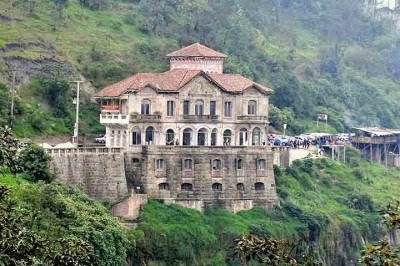 Erguido à beira de um penhasco e diante de uma emblemática cachoeira na Colômbia, o antigo Hotel del Salto, na cidade de San Antonio del Tequendama, tem uma história envolta em fascínio e enigma. 
 -  (crédito: Petruss/Wikimédia Commons)