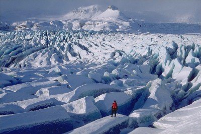 Situada na maior geleira da Islândia, a Caverna de Gelo Vatnajökull é um espetáculo natural que combina aventura e contemplação estética. Dentro dela, o visitante encontra salões azul-cristalinos que parecem saídos de um conto fantástico. Cada inverno revela novas cavernas e apaga as antigas, tornando a experiência irrepetível.  -  (crédito: Andreas Tille wikimedia commons )