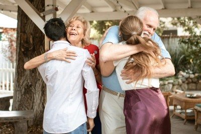 O contato f&iacute;sico, como um abra&ccedil;o, &eacute; fundamental para o bem-estar e fortalece os la&ccedil;os afetivos  -  (crédito: Pexels)