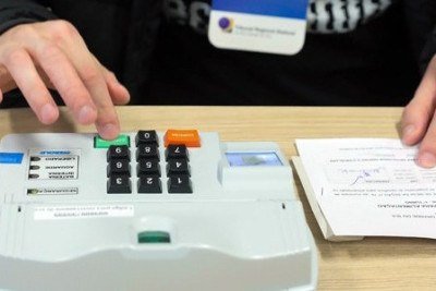 Mes&aacute;rios volunt&aacute;rios desempenham um papel crucial na opera&ccedil;&atilde;o das urnas eletr&ocirc;nicas, garantindo a lisura do processo eleitoral. -  (crédito: TSE/ Divulga&ccedil;&atilde;o Oficial)
