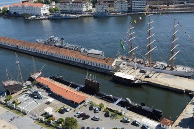 Vista a&eacute;rea do Espa&ccedil;o Cultural da Marinha, no Rio, que oferece visita&ccedil;&atilde;o a embarca&ccedil;&otilde;es hist&oacute;ricas e museus flutuantes. -  (crédito: Marinha do Brasil/ Divulga&ccedil;&atilde;o oficial)