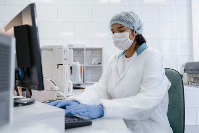 No combate a pandemias, a tecnologia e a intelig&ecirc;ncia artificial s&atilde;o aliadas essenciais no trabalho de pesquisa e an&aacute;lise em laborat&oacute;rios. -  (crédito: Pexels/ Tima Miroshnichenko)