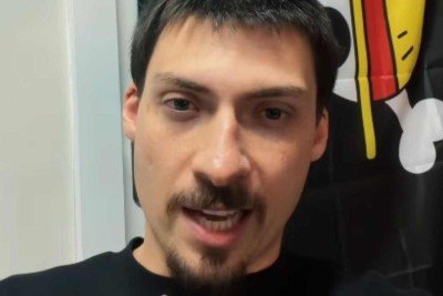 Jair Renan Bolsonaro com bandeira de One Piece ao fundo -  (crédito: Instagram/Reprodução)