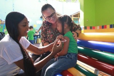 Para atender os mais novos, a rede municipal estruturou um esquema com dezenas de pontos de vacina&ccedil;&atilde;o espalhados pela cidade -  (crédito: Edesio Ferreira/EM/D.A.)