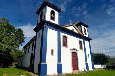 A igreja, construída por volta de 1707 e tombada em 1949 pelo Iphan, teve a parte externa totalmente recuperada, assim como o interior, com altares trabalhados em talha e esculturas


 -  (crédito: LÉLIO PEDROSA MENDES/PREFEITURA DE MARIANA/DIVULGAÇÃO)