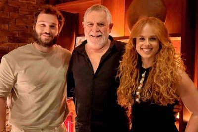 José de Abreu entre os atores Bernardo Filaretti e Luiza Filaretti  -  (crédito: Guilherme Araponga/Divulgação)