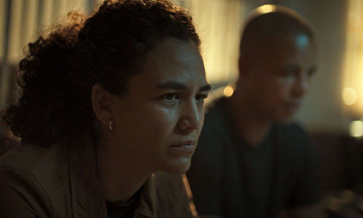 Atriz B&aacute;rbara Colen tem o semblante carregado em cena do filme Cinco tipos de medo