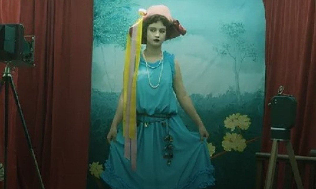 Atriz &eacute; filmada com vestido azul em cena do document&aacute;rio O sil&ecirc;ncio de Eva 