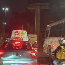 Acidente envolvendo ônibus trava acesso a Nova Lima na MG-030 - Nara Ferreira/EM/DA. Press