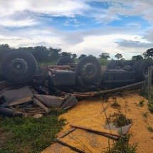 Carreta de milho tomba e duas pessoas morrem no Triângulo Mineiro  - Corpo de Bombeiros/Divulgação 