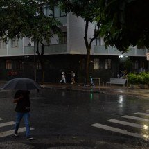 Veja imagens da chuva forte que atinge BH na tarde desta quarta-feira (8/4) - T&uacute;lio Santos/EM/DA Press