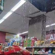 Vídeo: estrutura cede e 'chove' dentro de supermercado em BH - Reprodução