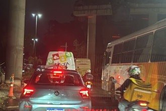 Rodovia MG-030 apresenta vários quilômetros de congestionamento em Nova Lima -  (crédito: Nara Ferreira/EM/DA. Press)