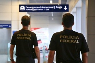 Agentes da Polícia Federal participaram do processo de extradição, que ocorreu nesta quarta-feira (8/4) -  (crédito: Polícia Federal )