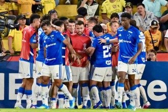 Jogadores da Raposa comemoram o gol de Matheus Pereira, que garantiu a vitória celeste contra o Barcelona-EQU, na estreia da Libertadores -  (crédito: MARCOS PIN/AFP)