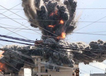 Bola de fogo se eleva de um prédio atingido por ataque israelense no sul do Líbano, em 8 de abril de 2026. Israel diz que acordo temporário com Irã não inclui o país libanês -  (crédito: KAWNAT HAJU / AFP)