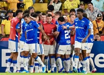 Jogadores da Raposa comemoram o gol de Matheus Pereira, que garantiu a vitória celeste contra o Barcelona-EQU, na estreia da Libertadores -  (crédito: MARCOS PIN/AFP)