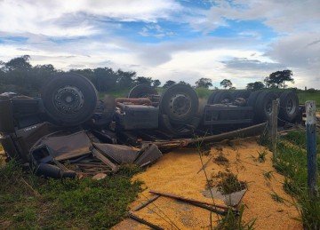 Duas pessoas morrem em tombamento de carreta na MG-223 -  (crédito: Corpo de Bombeiros/Divulgação )