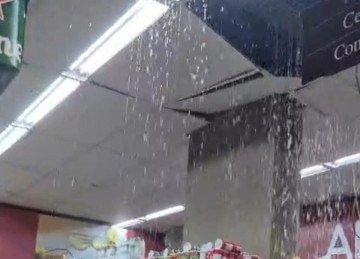 Estrutura cede e 'chove' dentro de supermercado -  (crédito: Reprodução)