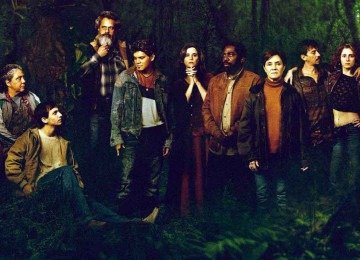 O elenco da terceira temporada une a protagonista das temporadas anteriores, Adriana Esteves, com atores como Bruno Garcia (ao fundo) e a mineira Docy Moreira (E) -  (crédito: Julia Mataruna/Globoplay/Divulgação)