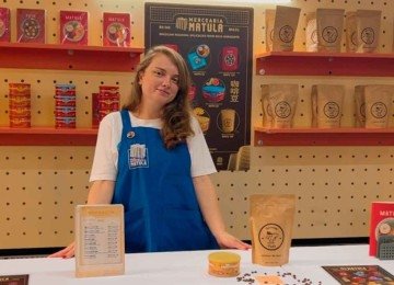 Daniela Fernandes no estande da Mercearia Matula montado na International Cities of Gastronomy, na China
 -  (crédito: Acervo pessoal)