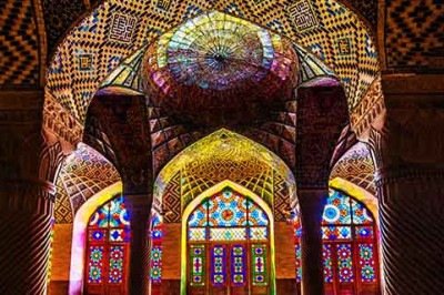 Os azulejos surgiram na Mesopotâmia por volta de 4.000 a.C., inicialmente como peças de cerâmica decorativa aplicadas em paredes e pisos. Com o tempo, a técnica se desenvolveu na Pérsia e recebeu forte influência da arte islâmica, marcada por padrões geométricos. -  (crédito: Herbert karim masihi/Creative Commons)