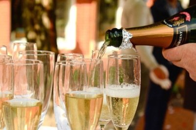 O mundo das bebidas borbulhantes é repleto de história, sofisticação e nuances técnicas que muitas vezes passam despercebidas pelo consumidor comum em momentos de celebração. No centro dessa temática estão os vinhos espumantes, uma categoria ampla que engloba diversos rótulos icônicos ao redor do globo, cada um com sua identidade própria. A magia dessas bebidas reside na presença de dióxido de carbono dissolvido, que cria a efervescência e a textura característica que encanta paladares há século -  (crédito: Jan Kuss/Pixabay)