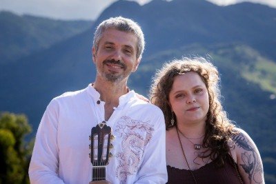 O duo Elder Costa e Bruna Moraes apresenta o show 'Entre o Mar e o C&eacute;u', com can&ccedil;&otilde;es inspiradas nas paisagens mineiras. -  (crédito: Divulga&ccedil;&atilde;o)