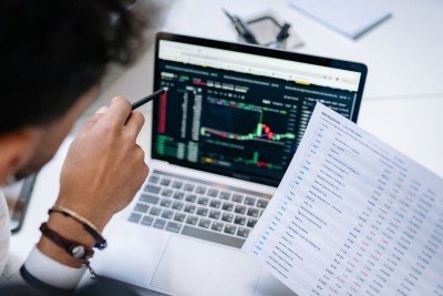 Acompanhar o mercado de a&ccedil;&otilde;es &eacute; fundamental para quem busca investir em ETFs e iniciar na bolsa com baixo custo e riscos dilu&iacute;dos. -  (crédito: Yan Krukau de Pexels)