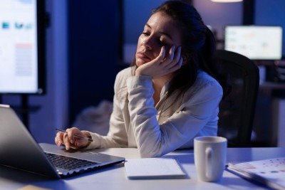 Jornadas de trabalho exaustivas podem levar ao esgotamento e afetar a sa&uacute;de f&iacute;sica e mental dos profissionais. -  (crédito: Freepik)