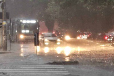 Chove forte em BH nesta quarta-feira (8/4) -  (crédito: Carlos Altman/EM/DA Press)