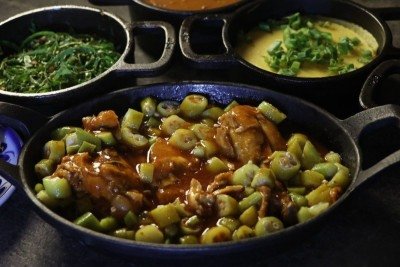 Pratos tradicionais da cozinha de Minas Gerais como o frango com quiabo ficaram de fora da seleção internacional  -  (crédito: Fernanda Naves/Divulgação)