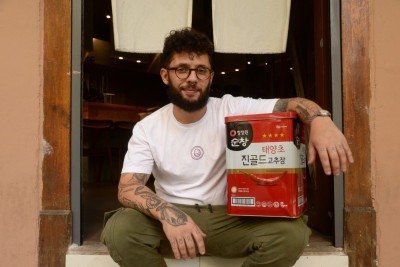 Victor Naddeo, do Koboshi, comprou pela primeira vez uma lata de 17kg -  (crédito: Túlio Santos/EM/D.A. Press)