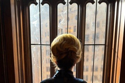 Um dos retornos mais aguardados de 'American Horror Story' vai acontecer. Jessica Lange estará na décima terceira temporada da série após oito anos afastada da produção. O anúncio foi feito por Ryan Murphy, criador da série, que divulgou, em suas redes sociais, as primeiras imagens da atriz já caracterizada para a nova temporada. Junto às fotos, Murphy publicou a legenda: “American Horror Story Temporada 13. Dia 1. O retorno de Jessica Lange”, o que, além de confirmar oficialmente a participação -  (crédito: Reprodução / Instagram)